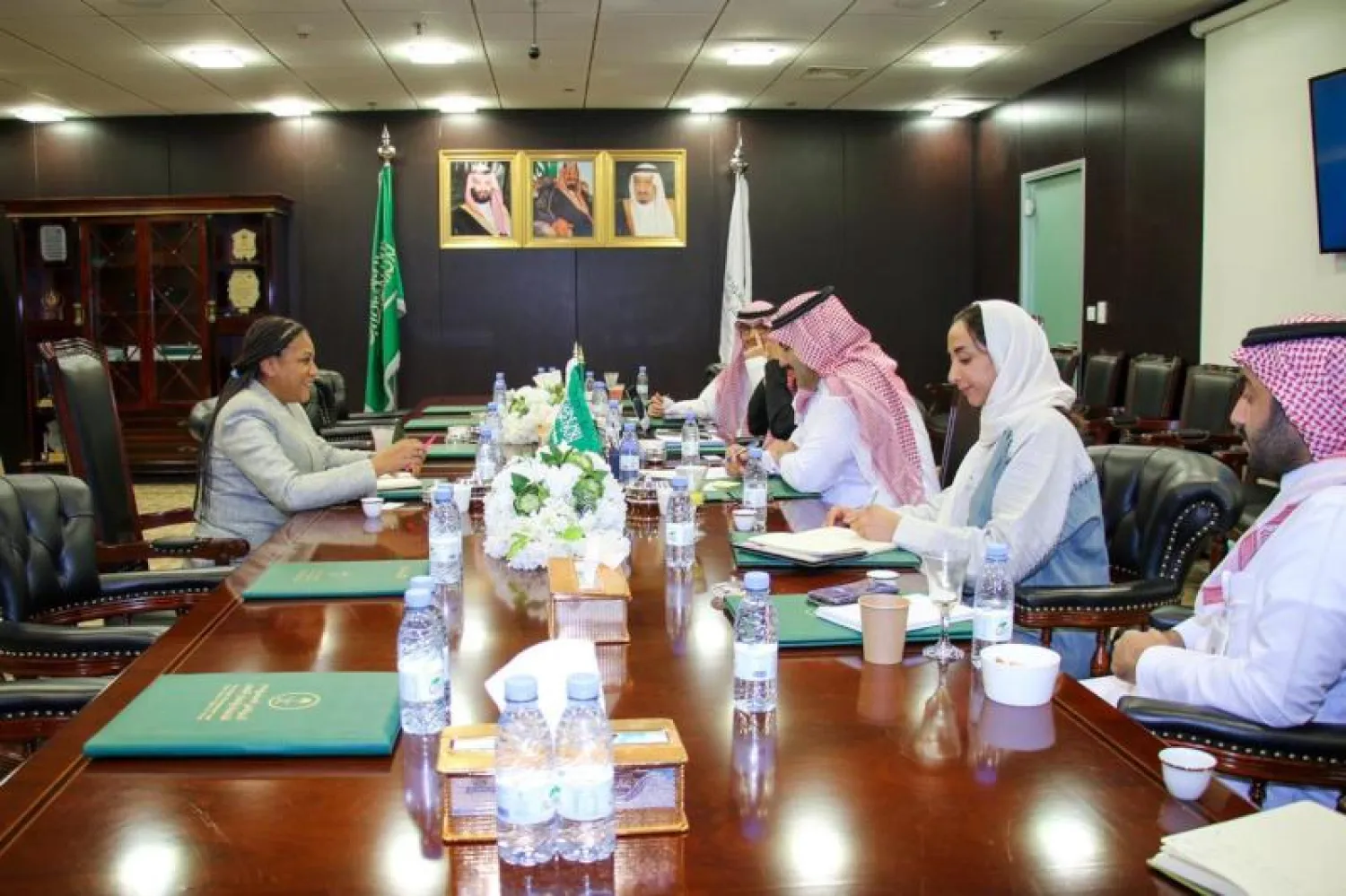 السفير آل جابر لدى لقائه ناهد حسين في الرياض الأحد (الشرق الأوسط)