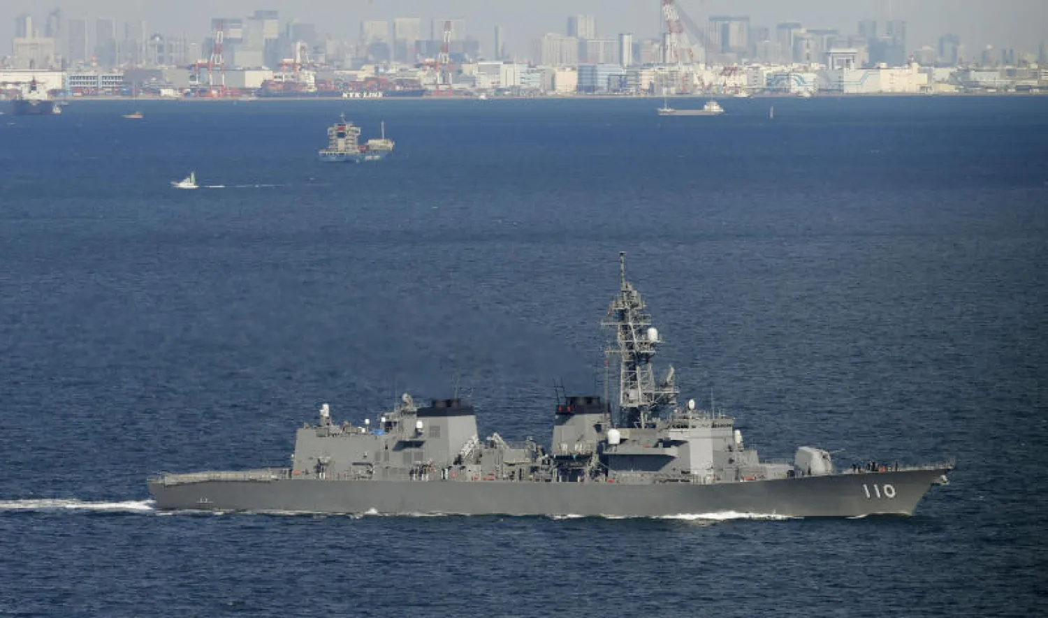 المدمرة اليابانية تاكانامي لدى إبحارها من قاعدة يوكوسوكا متجهةً إلى الشرق الأوسط (أ.ب)