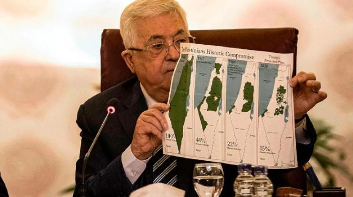 Filistin Devlet Başkanı Mahmud Abbas, dün Arap ülkelerinin dışişleri bakanlarının bir araya geldiği Kahire'deki Arap Birliği Konseyi toplantısında 1947'den ‘Yüzyılın Anlaşması’na kadar ortaya çıkan dört Filistin haritasını gösterirken (AFP)
