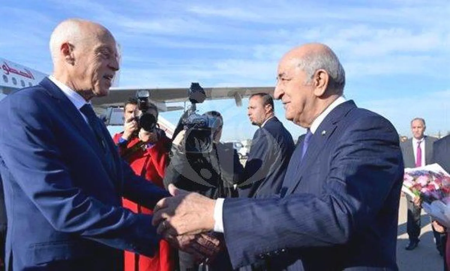 الرئيس الجزائري عبد المجيد تبون في استقبال نظيره التونسي قيس سعيد (وكالة الأنباء الجزائرية)