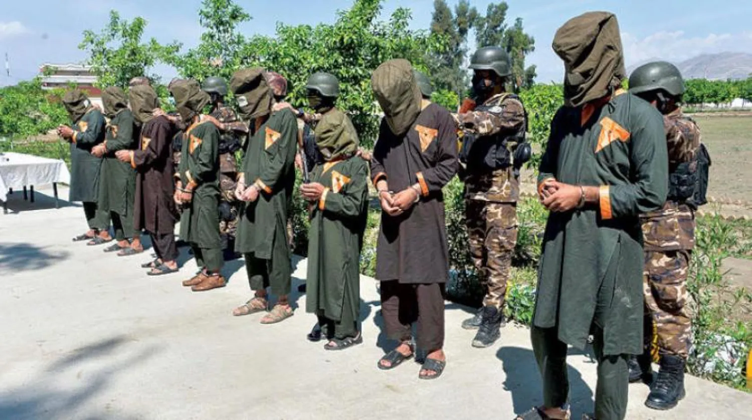 Fotoğraf: Afgan güvenlik güçleri geçen yılın son çeyreğinde Celalabad kentinde gözaltına aldığı DEAŞ terör örgütü unsurları (AFP)