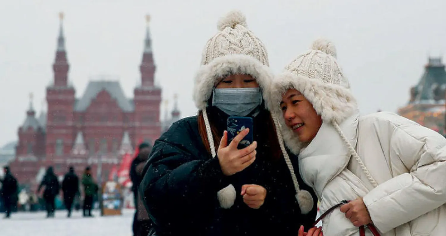 ارتفعت أسعار الكمامات الطبية في روسيا لمستويات غير مسبوقة حتى في المناطق النائية عن الحدود الصينية (رويترز)