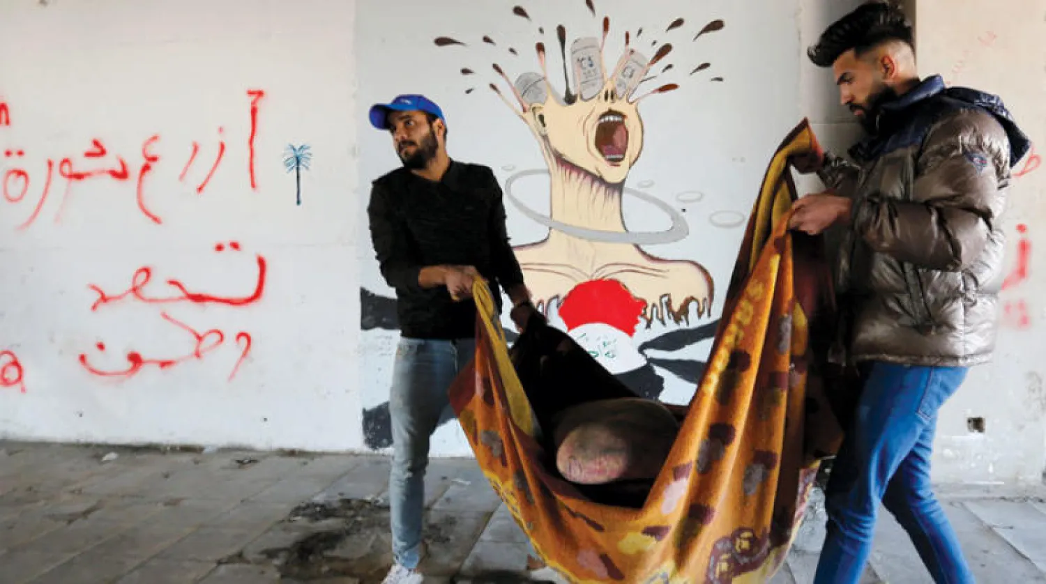 عنصران من «القبعات الزرق» يخليان مقر المطعم التركي بعد السيطرة عليه (رويترز)