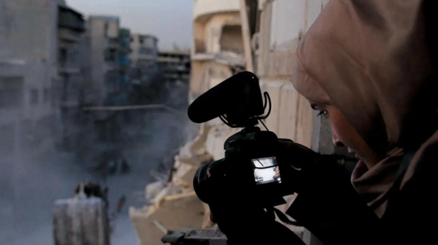 لقطة للمخرجة وعد الخطيب من الوثائقي «لأجل سما» الفائز بأفضل فيلم تسجيلي (موقع الفيلم الرسمي)