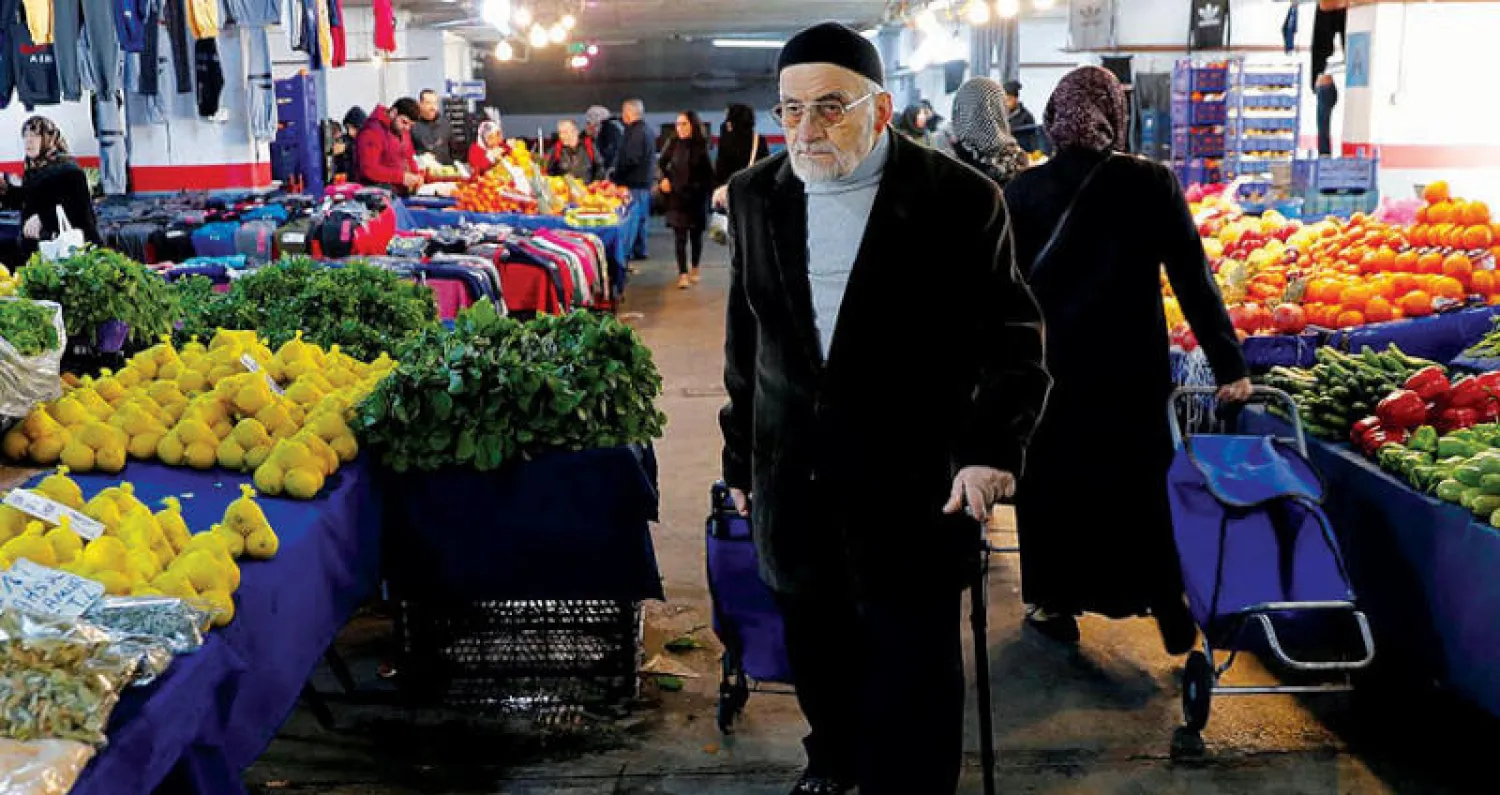 أشخاص في سوق للخضراوات في إسطنبول (رويترز)