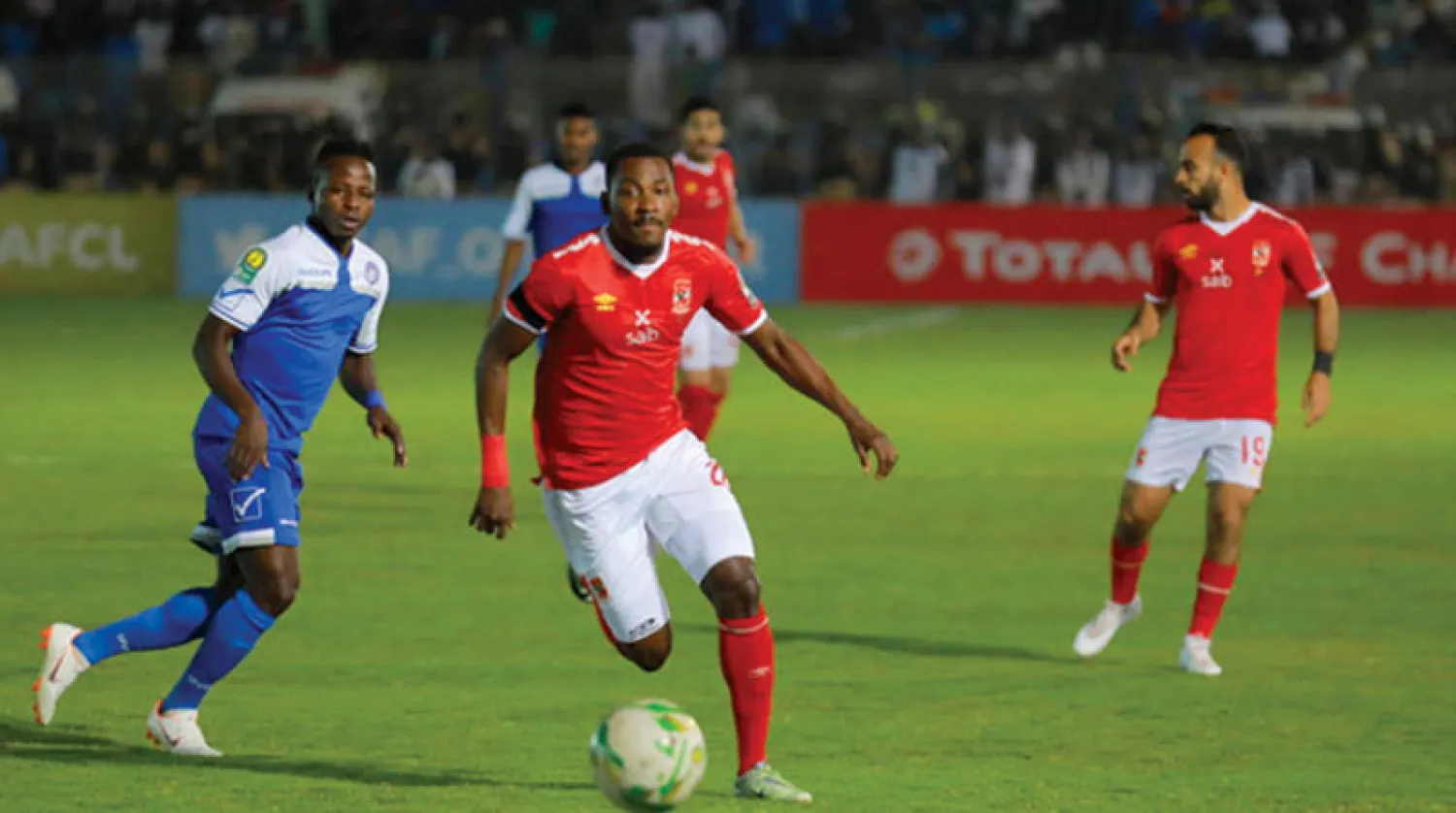 جانب من مباراة الهلال السوداني والأهلي المصري التي صاحبها دخول الجماهير لأرض الملعب وتدخل الأمن لحل الأزمة (الشرق الأوسط)