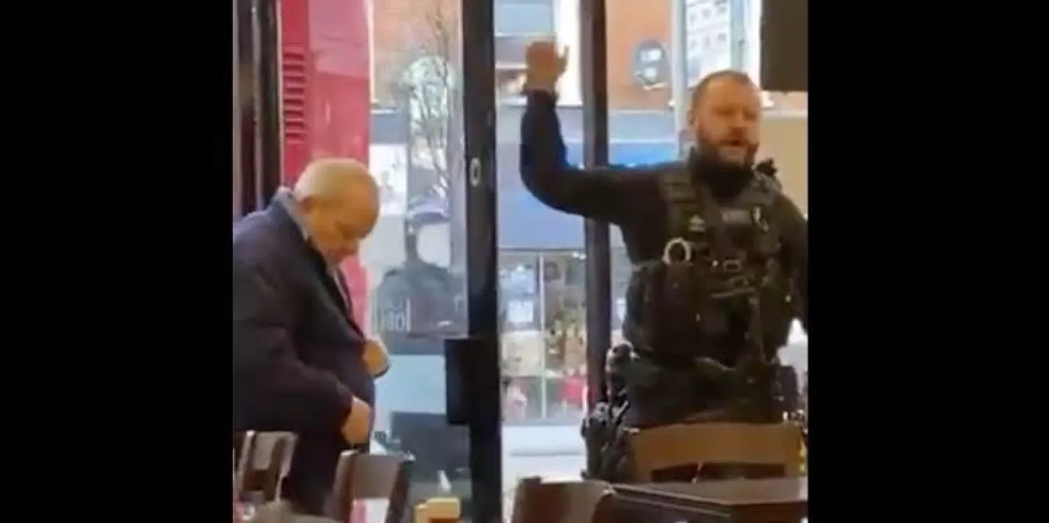 الشرطي خلال طلبه إخلاء المقهى (إندبندنت)