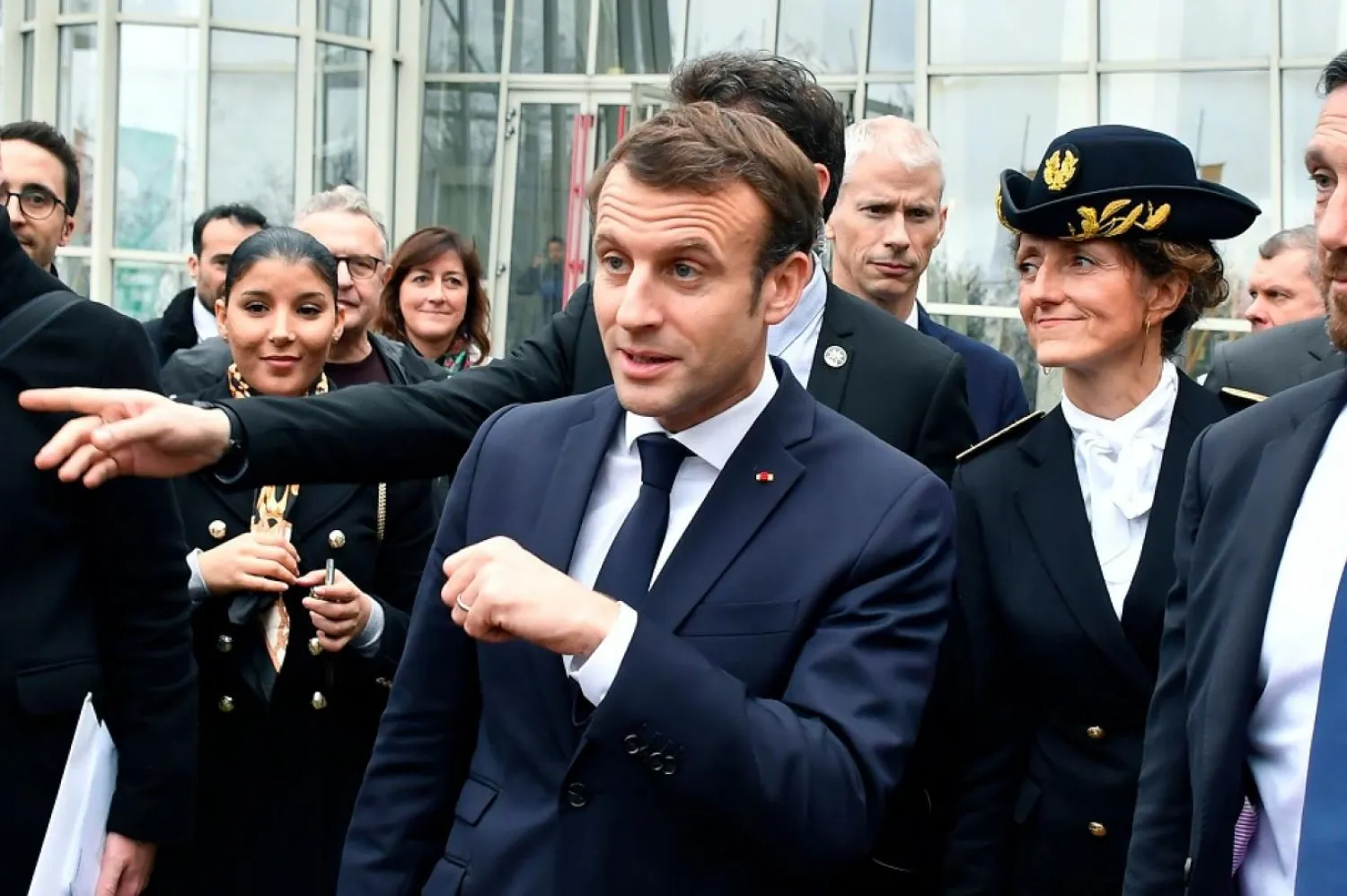 Fransa Cumhurbaşkanı Emmanuel Macron, Fransa’nın batısındaki Angouleme şehrini ziyaret etti (AFP)