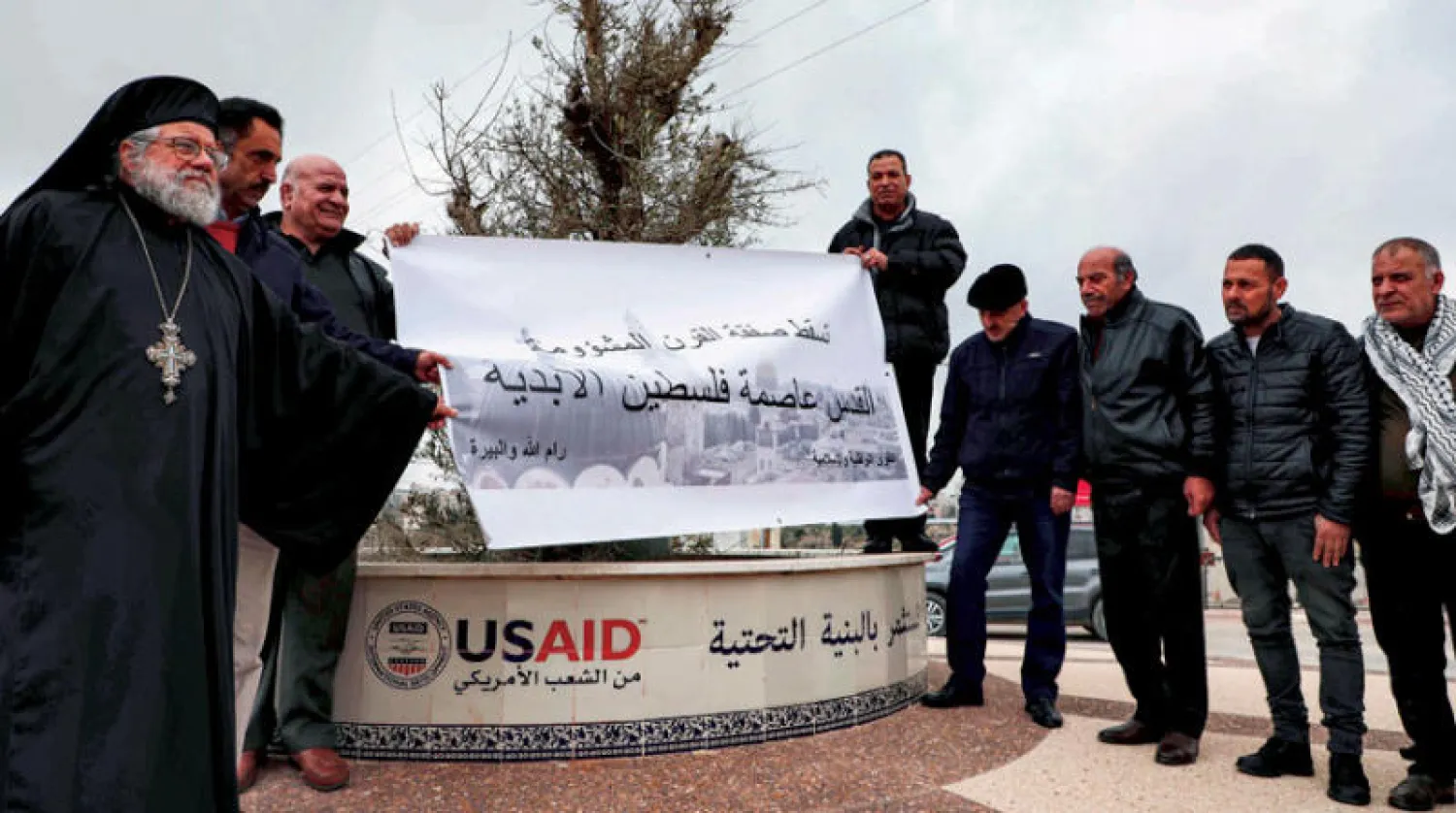 ممثل الكنيسة اليونانية الكاثوليكية في رام الله شارك في احتجاجات فلسطينيين أمس ضد صفقة القرن (أ.ف.ب)