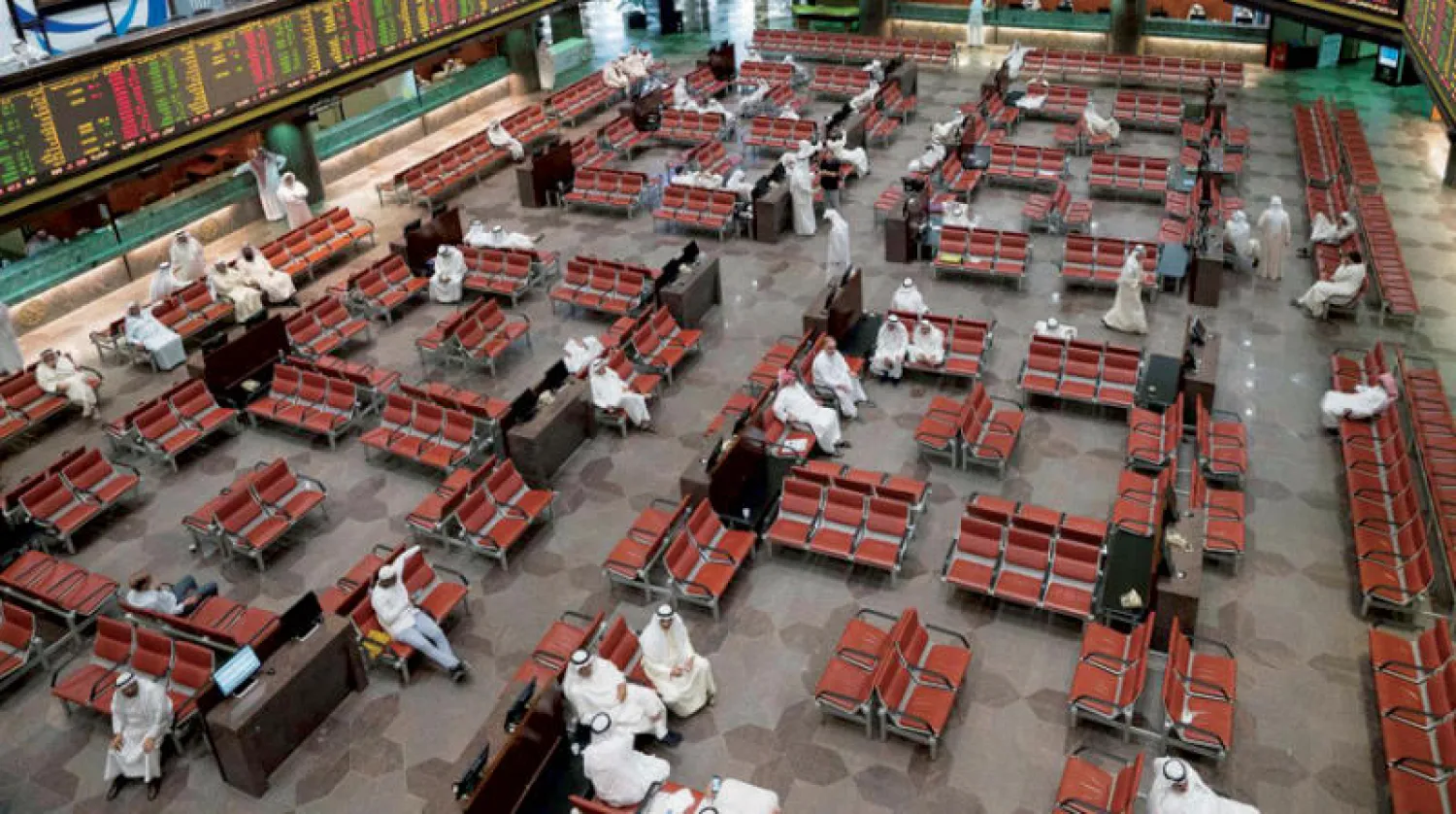 العوائد المرتفعة وارتباط العملات بالدولار وتحسن جودة الائتمان... جميعها عوامل داعمة للسوق الخليجية (رويترز)