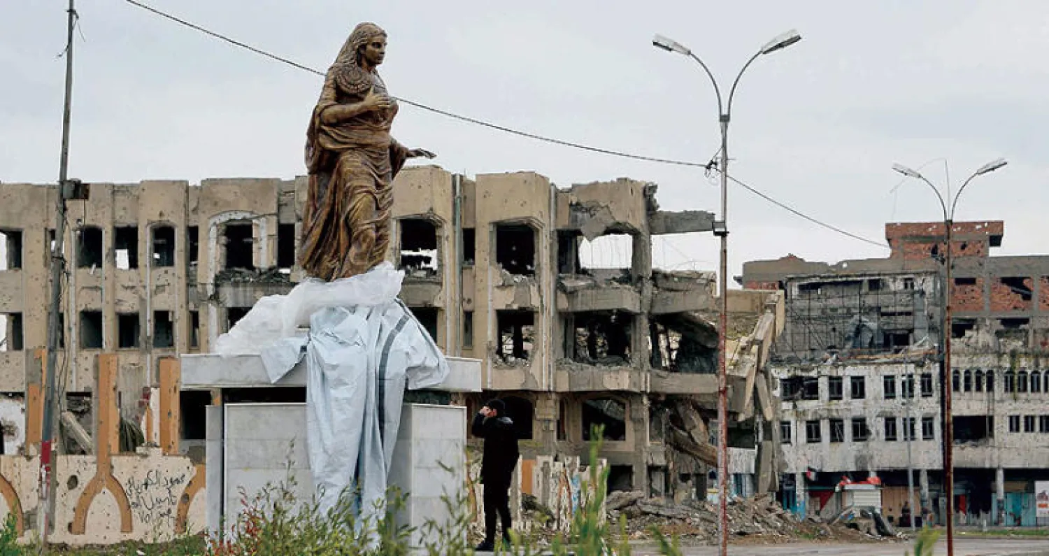 تمثال «فتاة الربيع» بعد إعادة نصبه هذا الشهر في مكانه الأصلي بالموصل بعد سنتين ونصف على استعادة المدينة من أيدي «داعش» (أ.ف.ب)