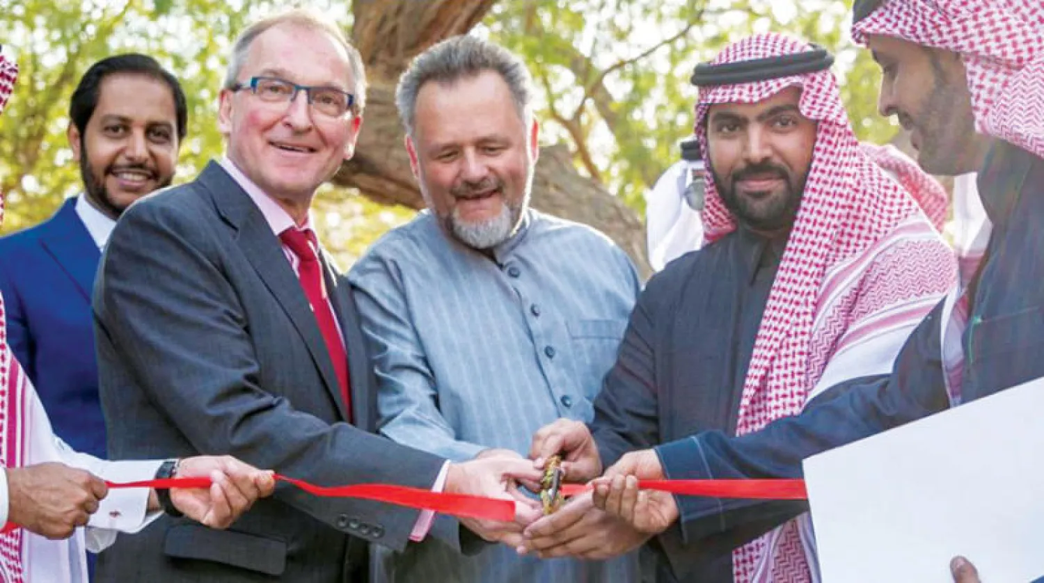 خلال افتتاح الأمير بدر بن عبد الله بن فرحان حديقة باسم المهندس الألماني الراحل ريتشارد بوديكر في حي السفارات أمس (واس)