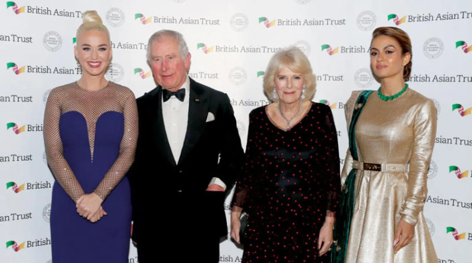 الأمير تشارلز وزوجته كاميلا مع المغنية الأميركية كاتي بيري وسيدة الأعمال الهندية ناتاشا بوناوالا (أ.ب)