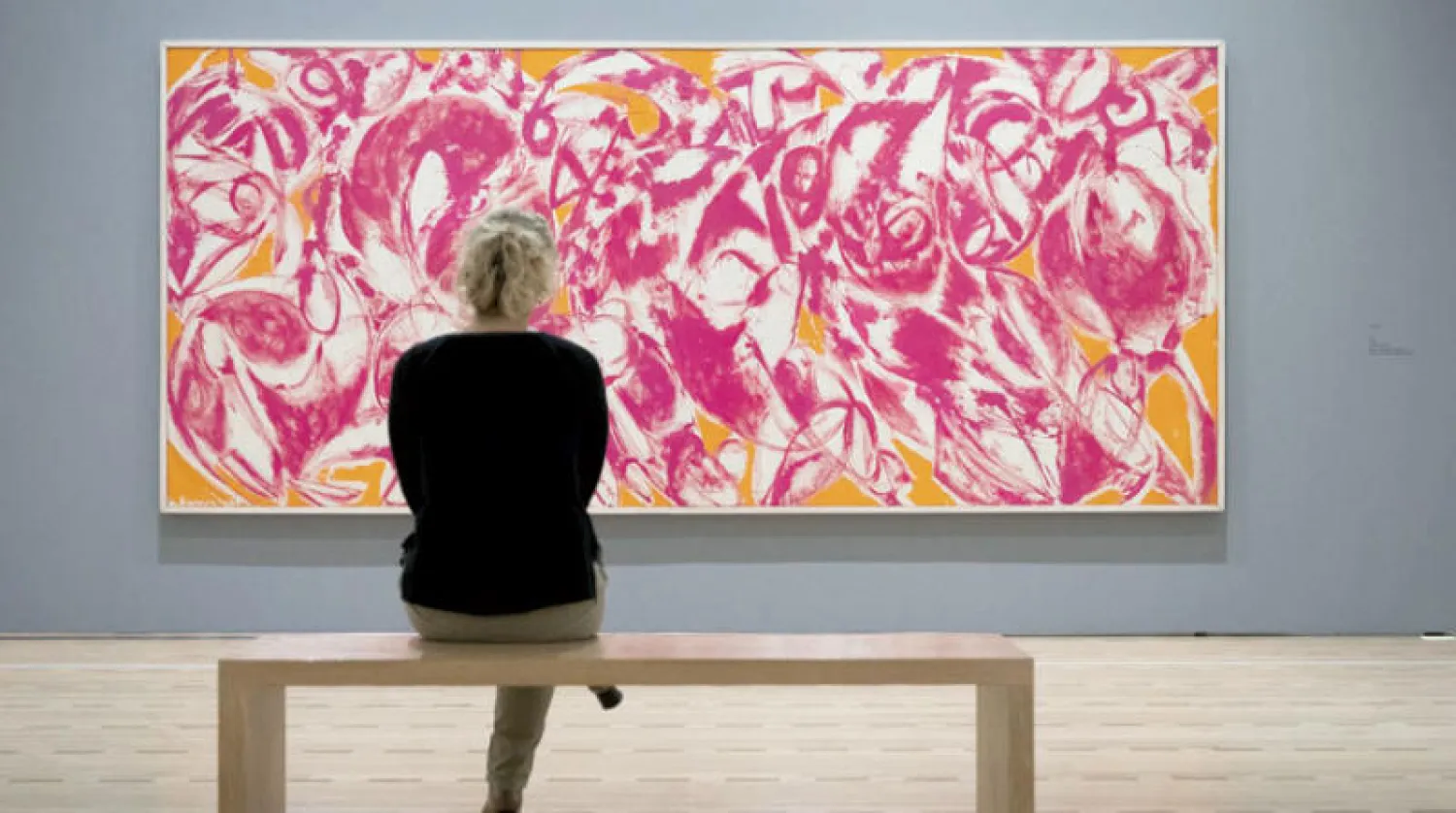 لوحة بعنوان «قتال» للفنانة لي كرازنر في معرض «ليفينغ كولور» في برن بسويسرا  (إ.ب.أ)