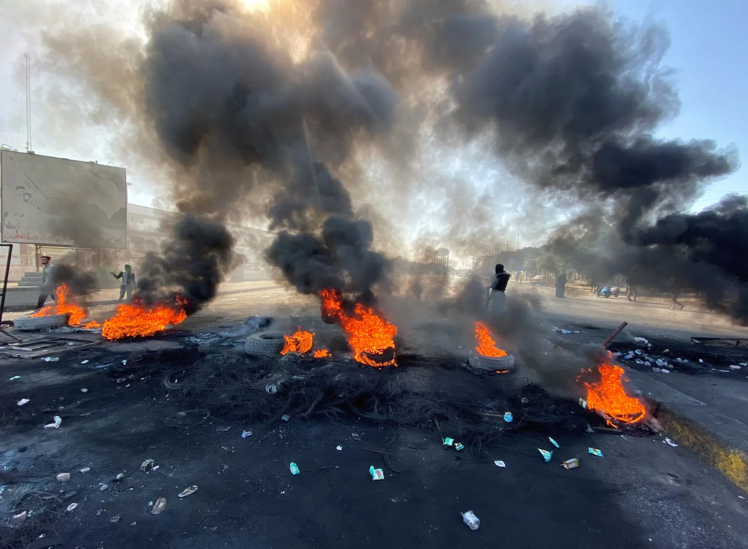 Iraqi demonstrators burn tires to block a road during anti-government protests in Najaf, Iraq January 27, 2020. (Reuters)