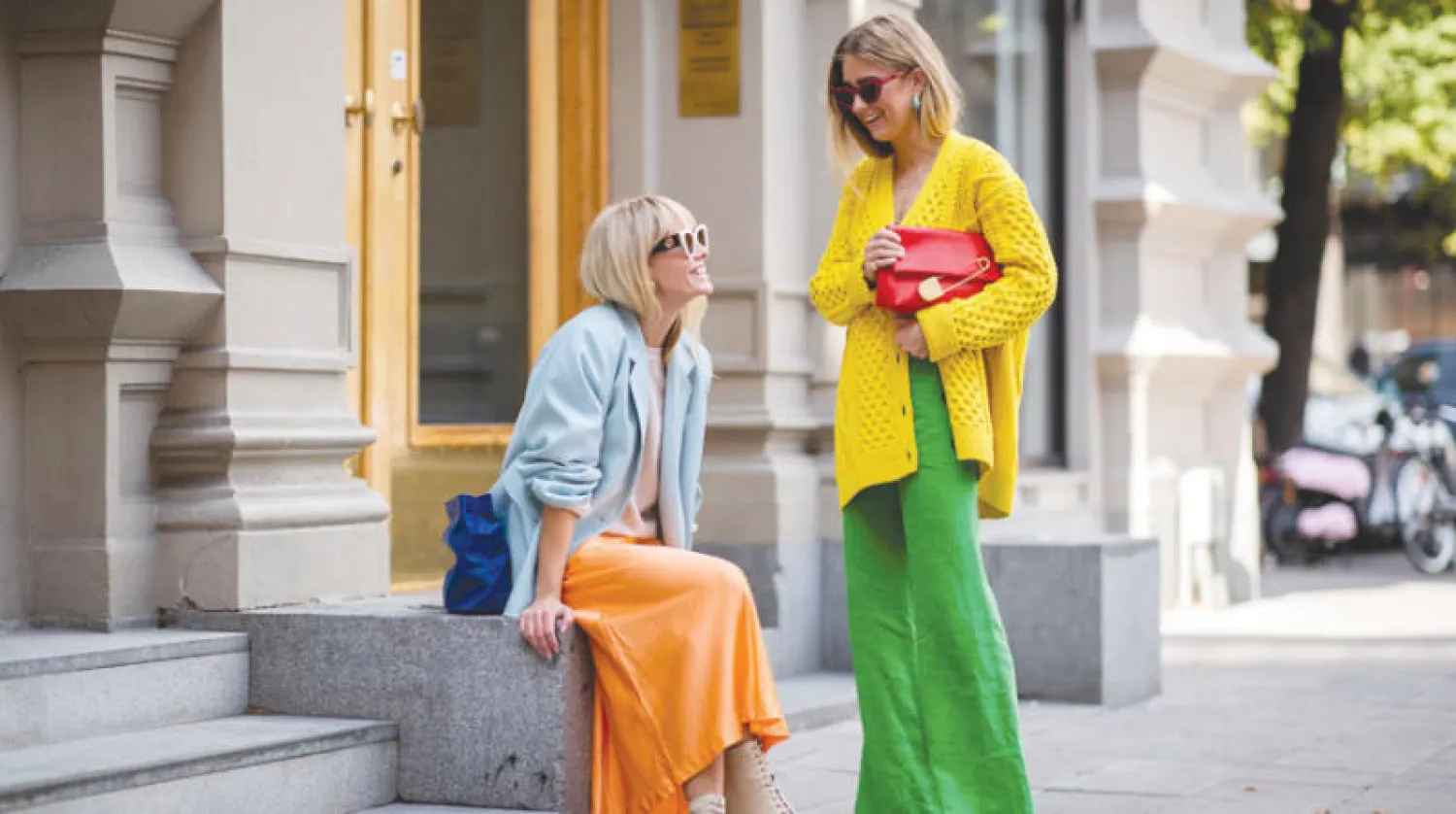 صورة تجسد كيف اكتسحت الحقيبة موضة الشارع (غيتي)