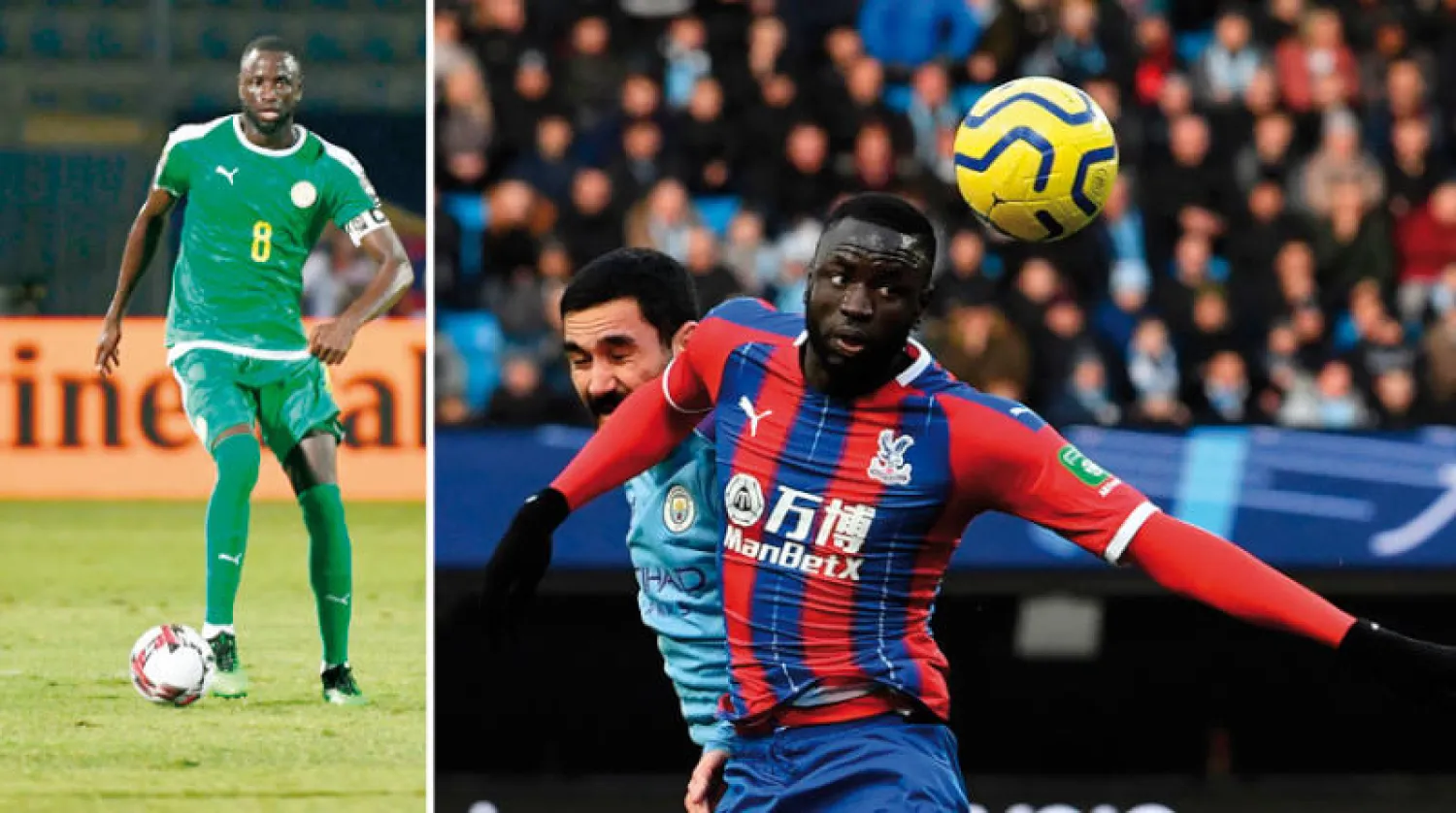 شيخو كوياتي بقميص كريستال بالاس يسيطر على الكرة قبل غوندوغان لاعب مانشستر سيتي (أ.ف.ب)  -  شيخو كوياتي قائد منتخب السنغال انتقد قرار تغيير موعد البطولة الأفريقية (غيتي)
