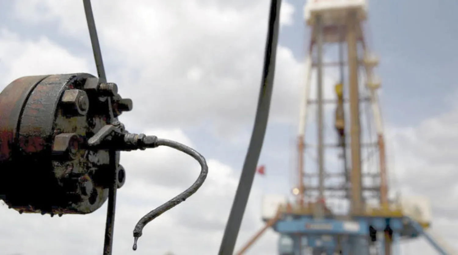 الاستثمارات النفطية على مستوى العالم تراجعت بحدة منذ بداية الهبوط الكبير لأسعار النفط عام 2014 (رويترز)