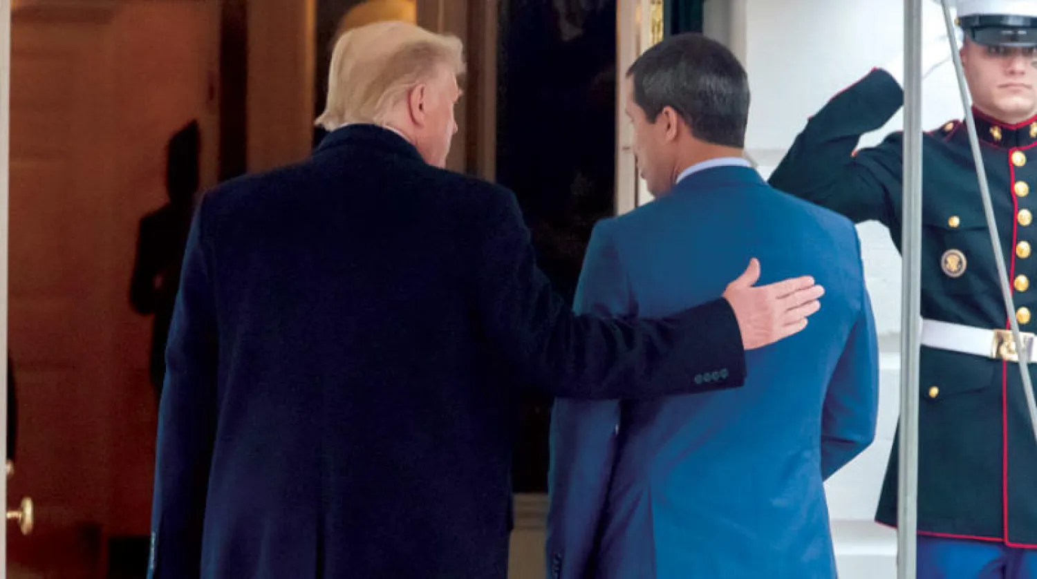 غوايدو ضيف شرف الرئيس ترمب في البيت الأبيض حيث كانت واشنطن محطته الأخيرة في جولة حول العالم (إ.ب.أ)