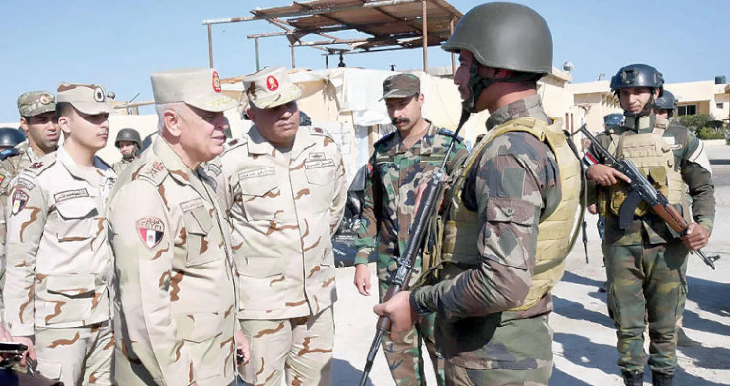 الفريق محمد فريد يتفقد عدداً من الأكمنة بشمال سيناء (المتحدث العسكري المصري)