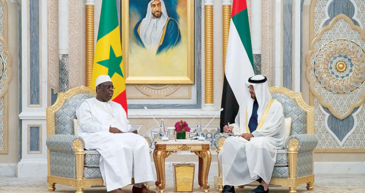 الشيخ محمد بن زايد لدى لقائه الرئيس ماكي سال في أبوظبي أمس (وام)