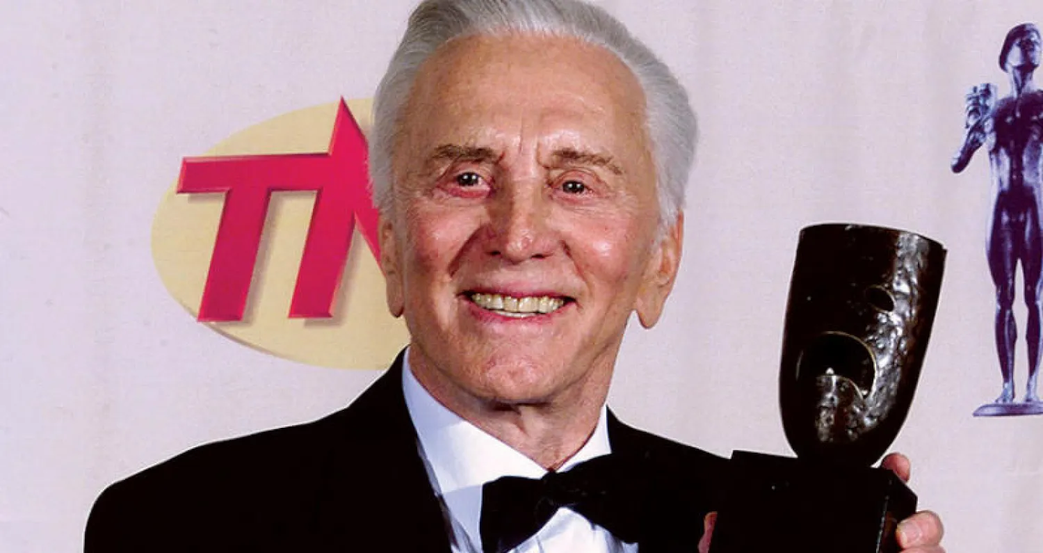 كيرك دوغلاس لدى تسلمه «جائزة ممثلي الشاشة» في لوس أنجليس عام 1999 (رويترز)