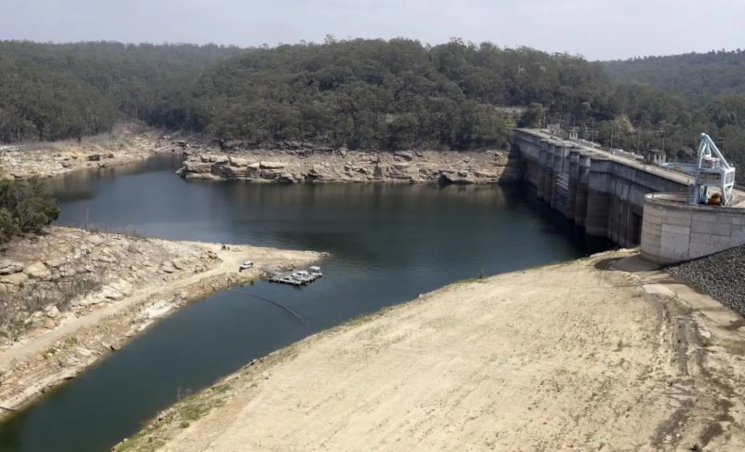 خليج صغير بالقرب من جدار في سد واراجامبا بسيدني (أ.ف.ب)