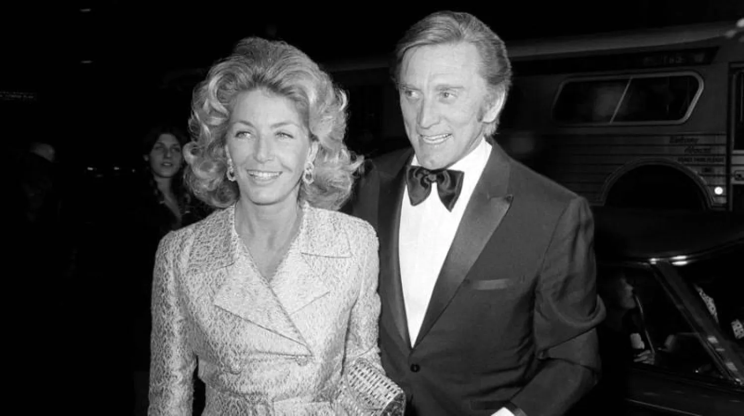 كيرك دوغلاس مع زوجته آن في عرض لفيلم «فيدلر أون ذا رووف» بلوس أنجليس عام 1971 (أ.ب)