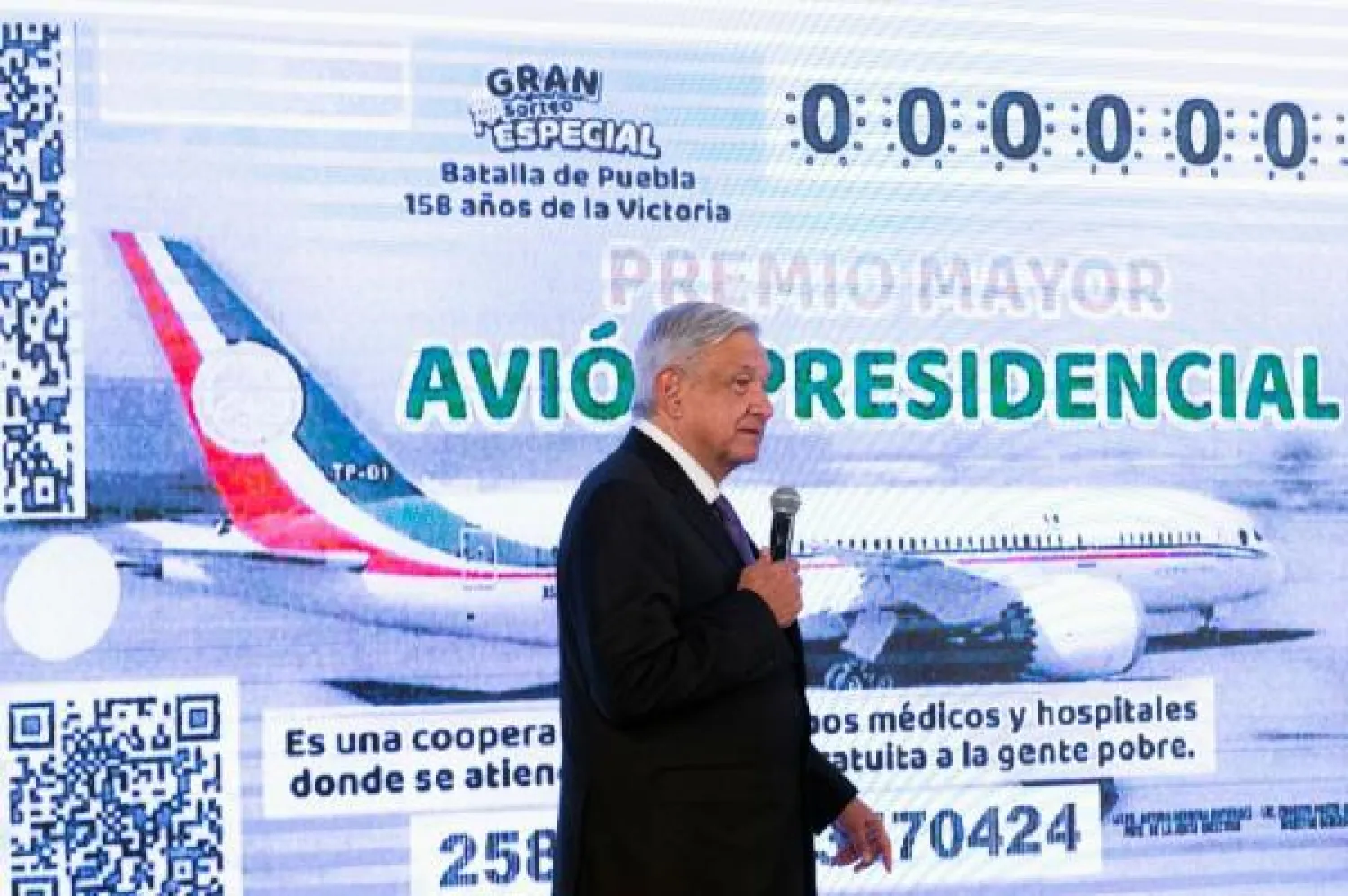 الرئيس المكسيكي خلال إعلانه عن إطلاق تذاكر اليانصيب للفوز بالطائرة الرئاسية نهاية الشهر الماضي (ا.ف.ب)