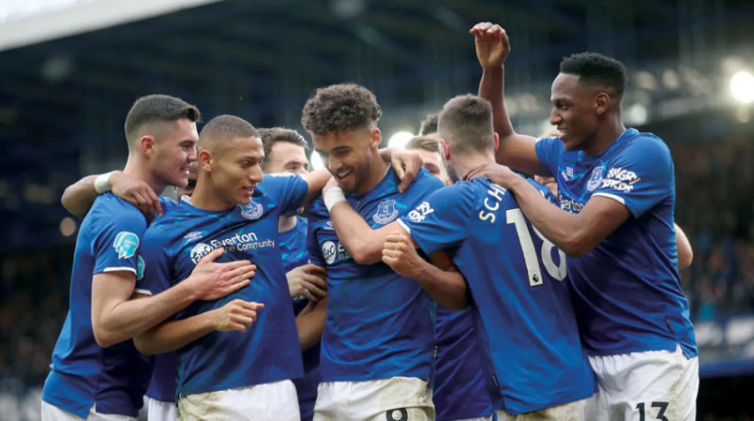 لاعبو إيفرتون يحتفلون بأحد أهدافهم في كريستال بالاس (رويترز)