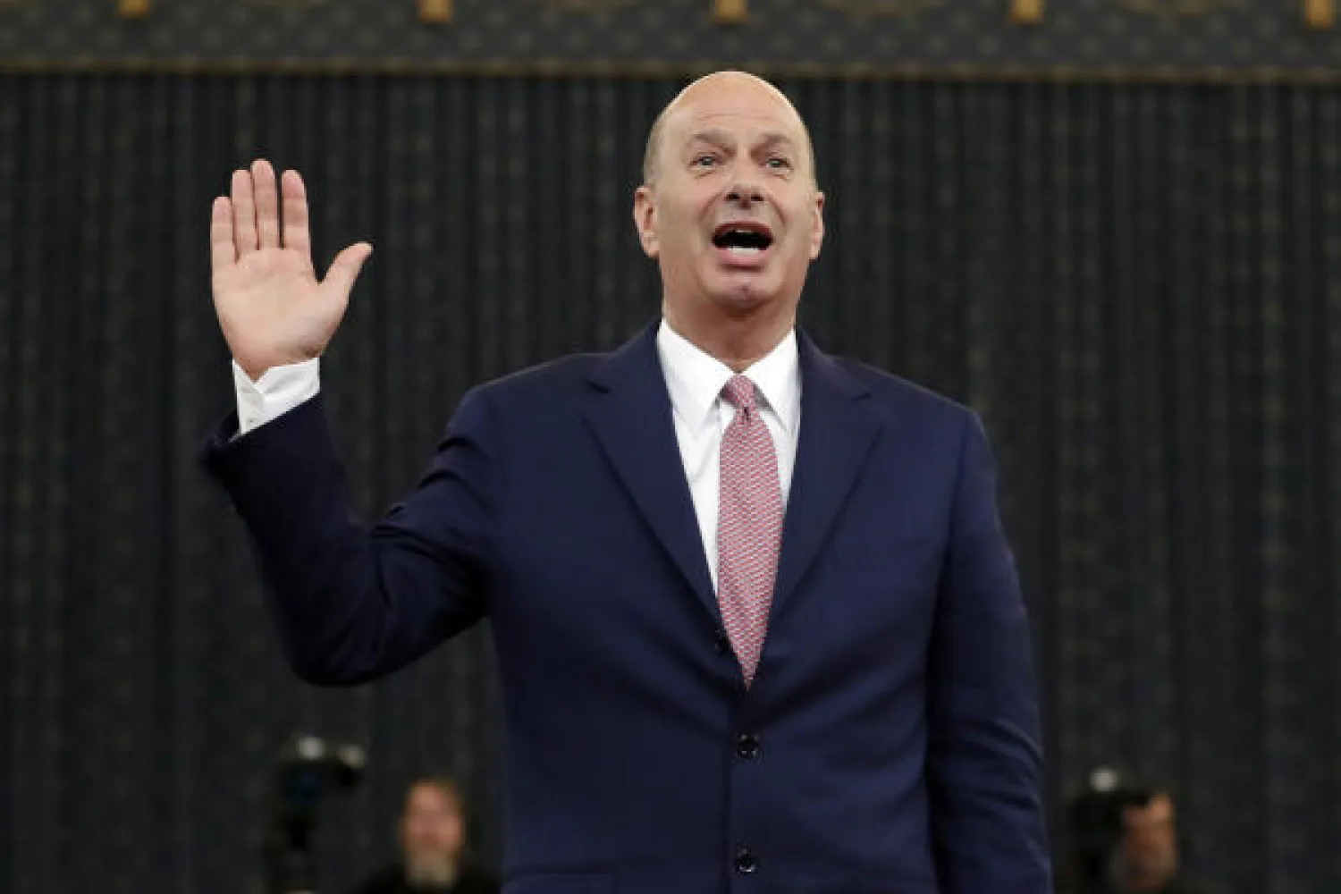 سفير الولايات المتّحدة لدى الاتحاد الأوروبي غوردون سوندلاند خلال إدلاءه بشهادته أمام مجلس النواب (ا.ب)