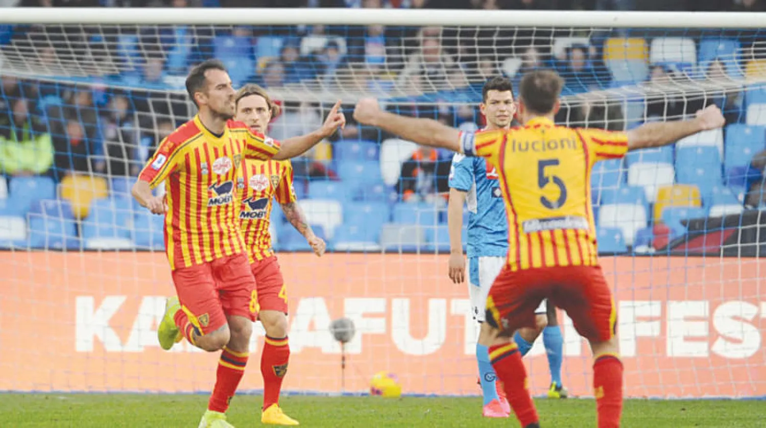 لاعبو ليتشي يحتفلون بانتصارهم على نابولي (إ.ب.أ)