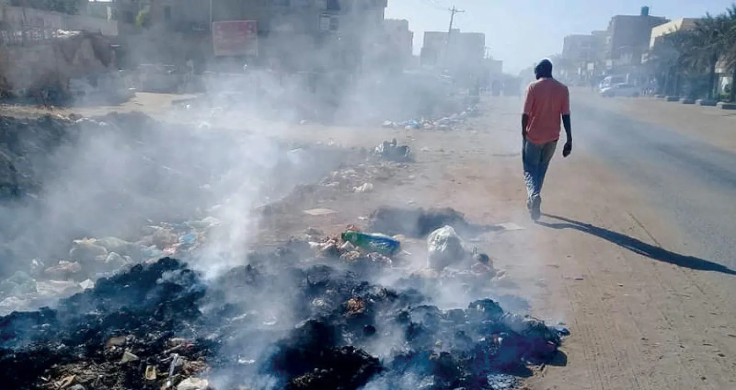 قمامة محترقة في أحد شوارع الخرطوم (تصوير: عباس عزت)