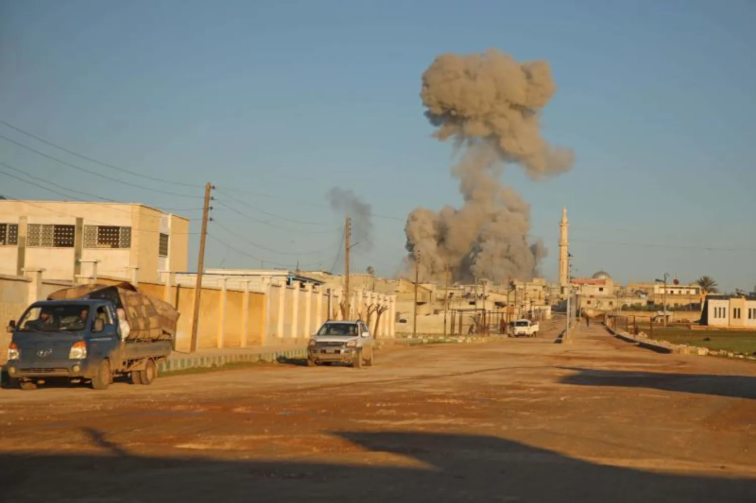 سوريون يفرون من عمليات القصف المستمرة (أ.ف.ب)