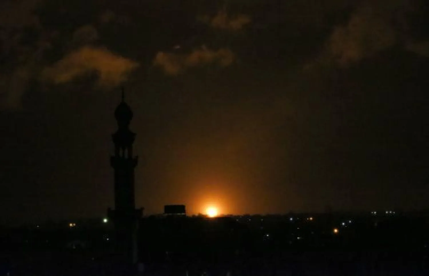 ألسنة نارية بعد غارة جوية إسرائيلية على خان يونس في جنوب قطاع غزة في وقت مبكر من اليوم الاثنين (ا.ف.ب)