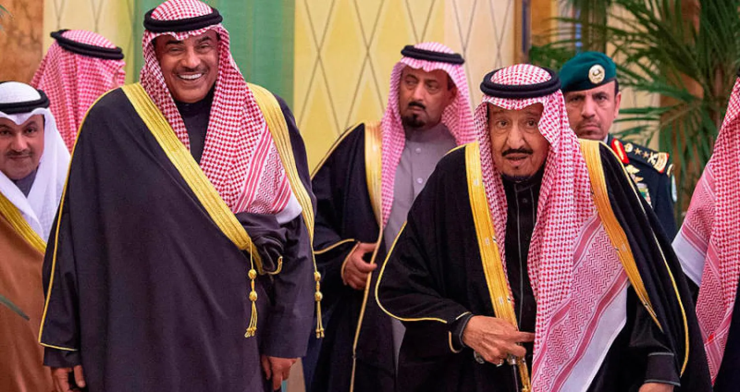 الملك سلمان لدى ترحيبه بالشيخ صباح خالد الصباح في الرياض أمس (واس)