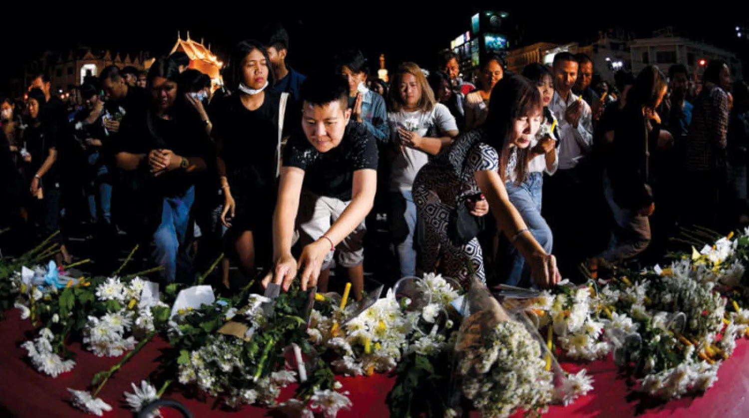 أكاليل من الورود على أرواح ضحايا مجزرة المركز التجاري في تايلاند أمس (أ.ف.ب)