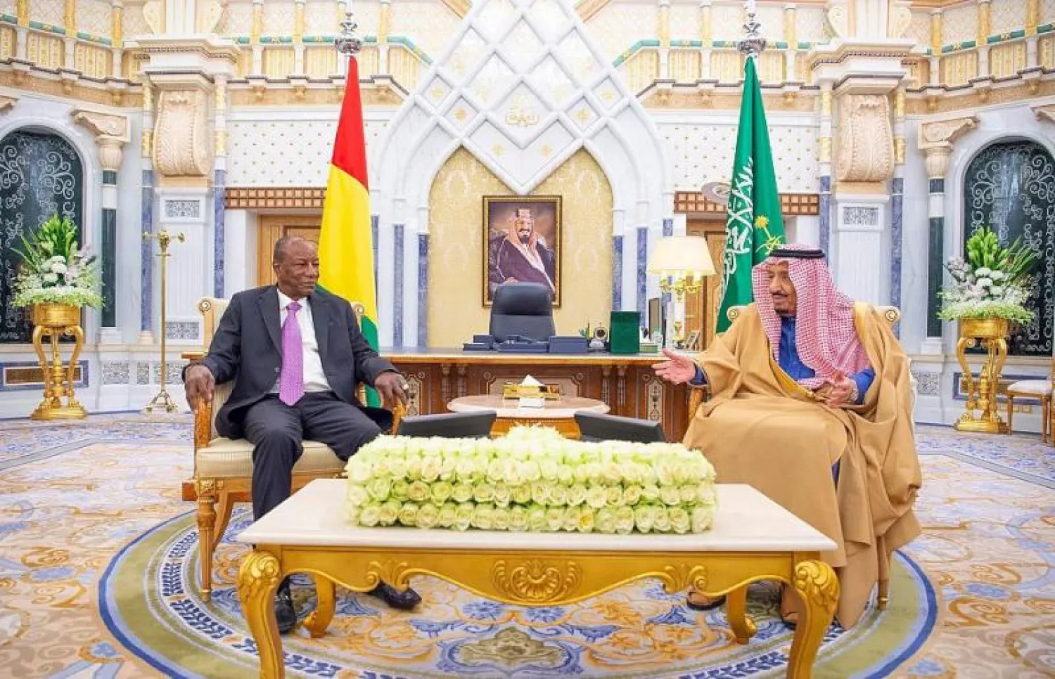 خادم الحرمين أثناء استقباله الرئيس الغيني (واس)