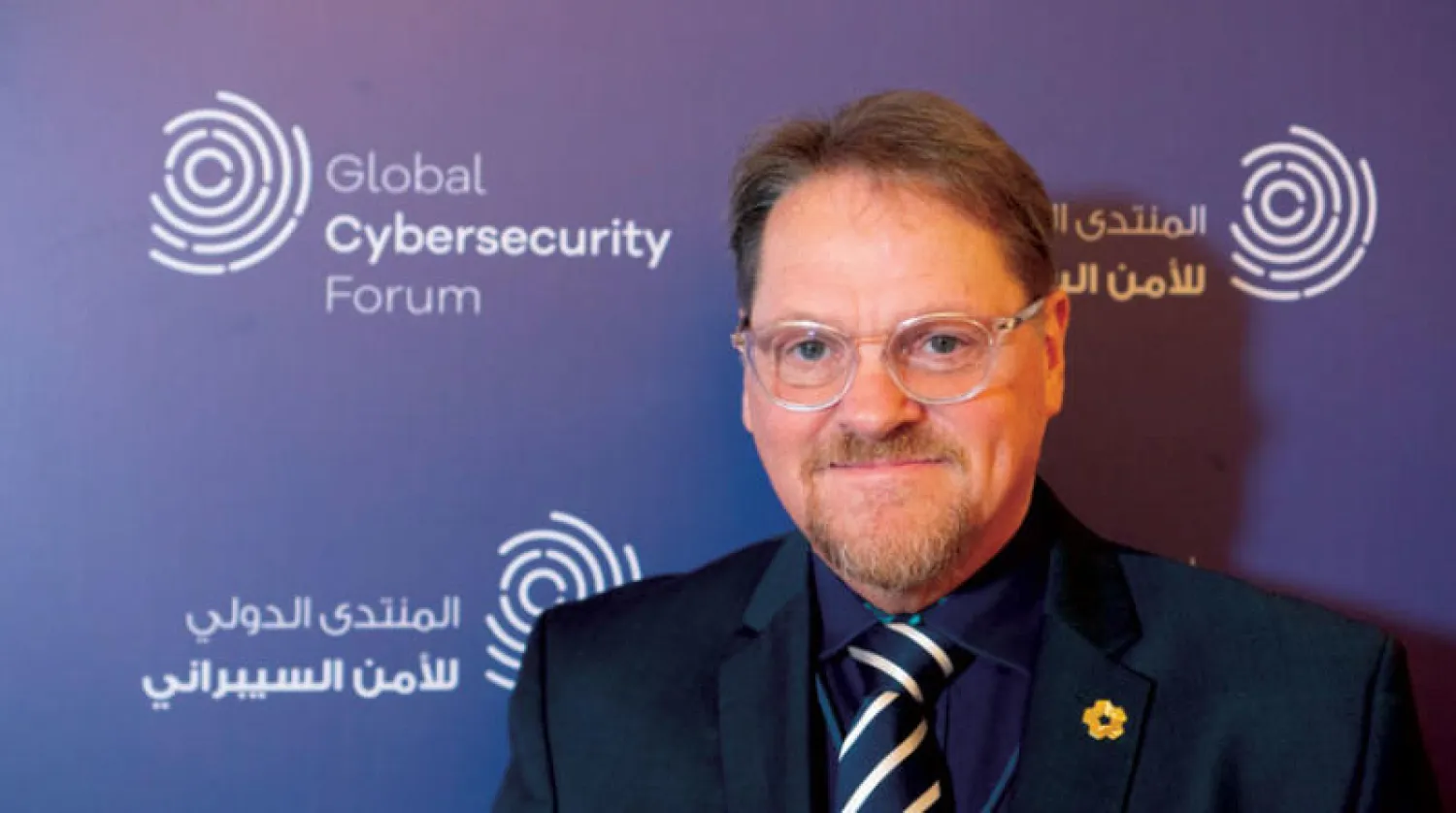 مايكل لوغينوف رئيس الأمن المعلوماتي في «نيوم»