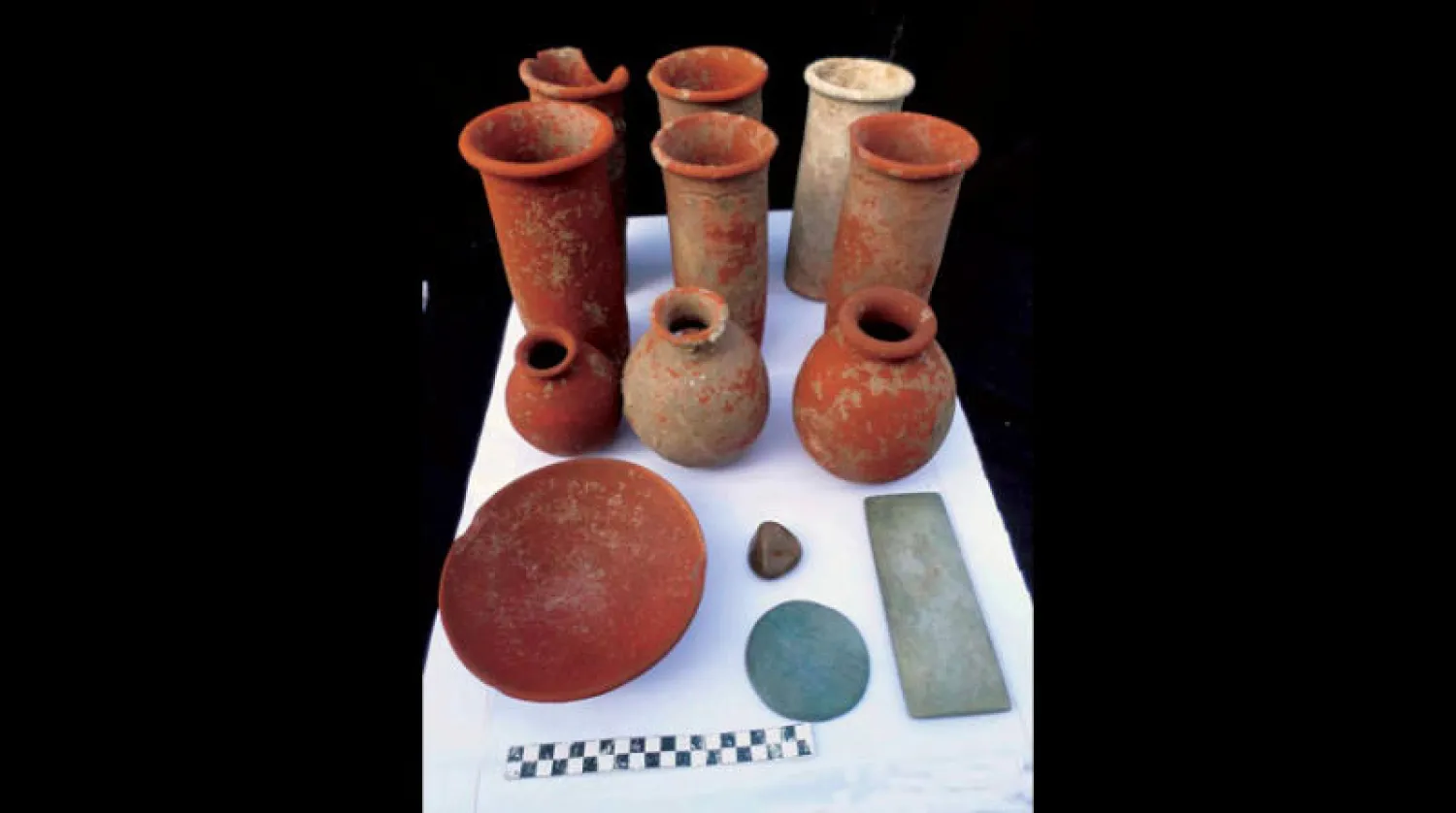مجموعة من الأواني الفخارية المكتشفة