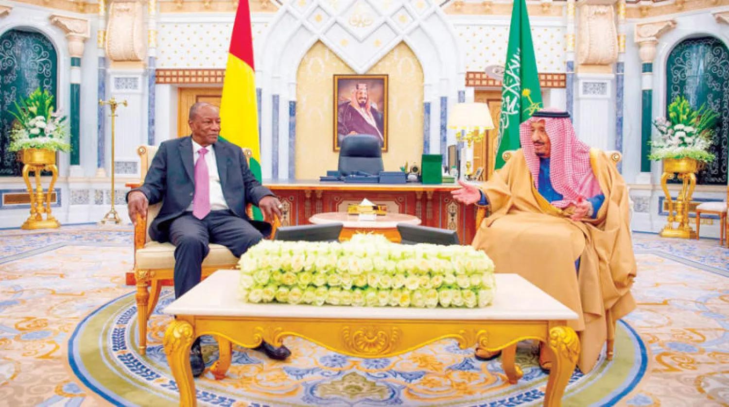 خادم الحرمين الشريفين والرئيس الغيني ألفا كوندي خلال جلسة المباحثات أمس (واس)