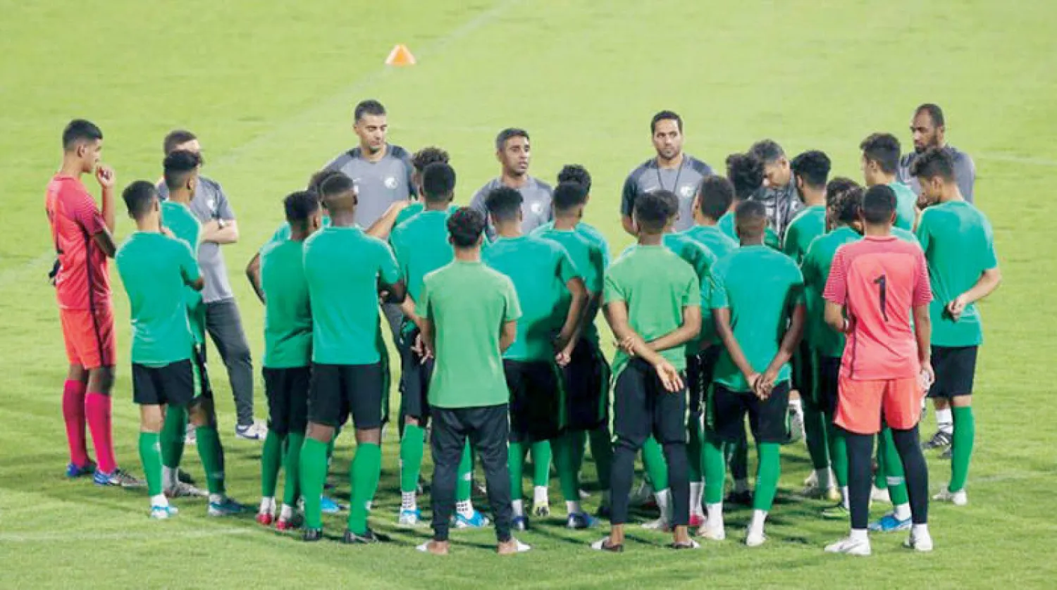 لاعبو الأخضر الشاب يستمعون لتوجيهات باصريح قبل أحد التدريبات (الشرق الأوسط)