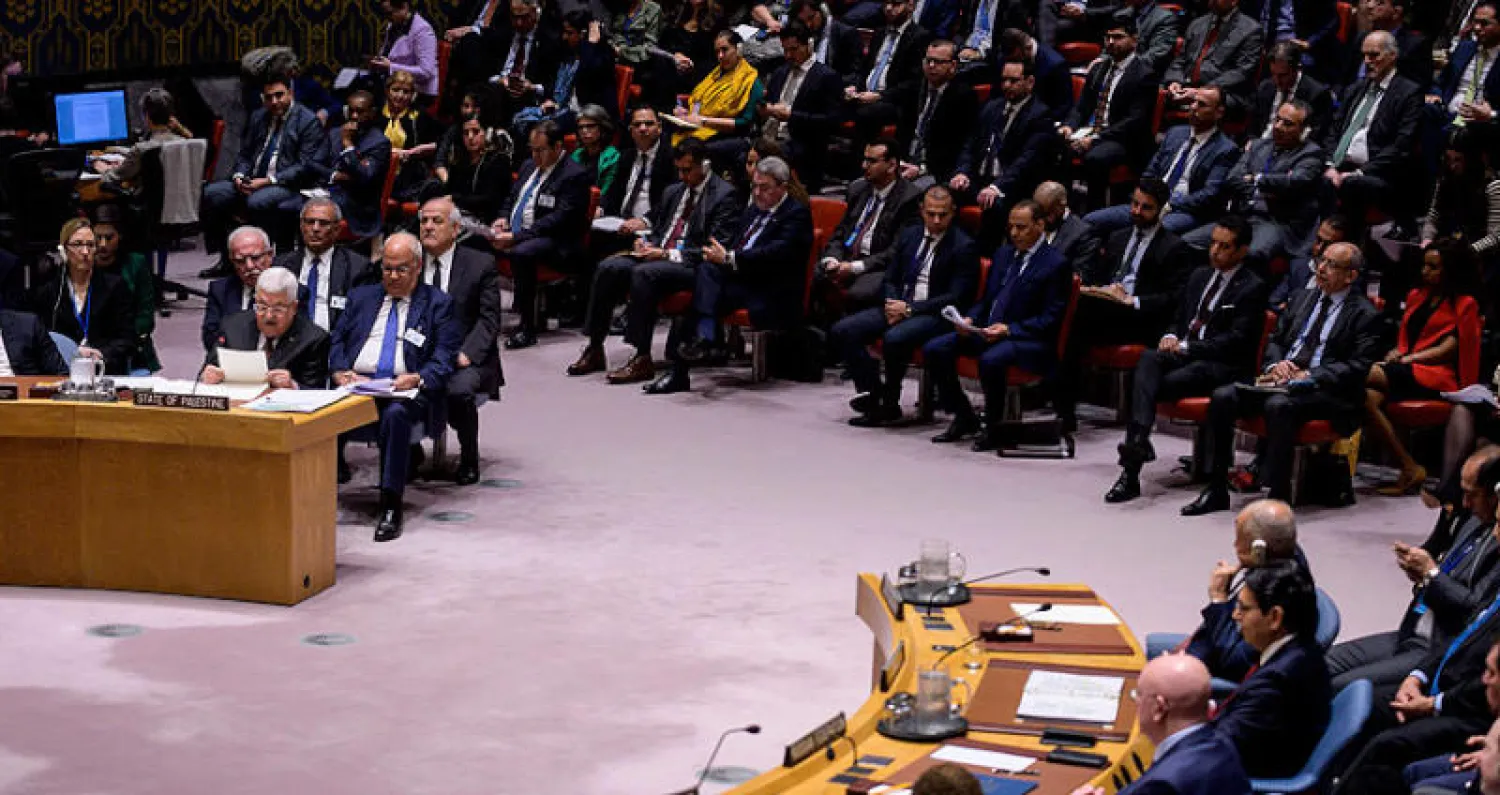 أعضاء مجلس الأمن يستمعون أمس إلى كلمة الرئيس الفلسطيني محمود عباس (أ.ف.ب)