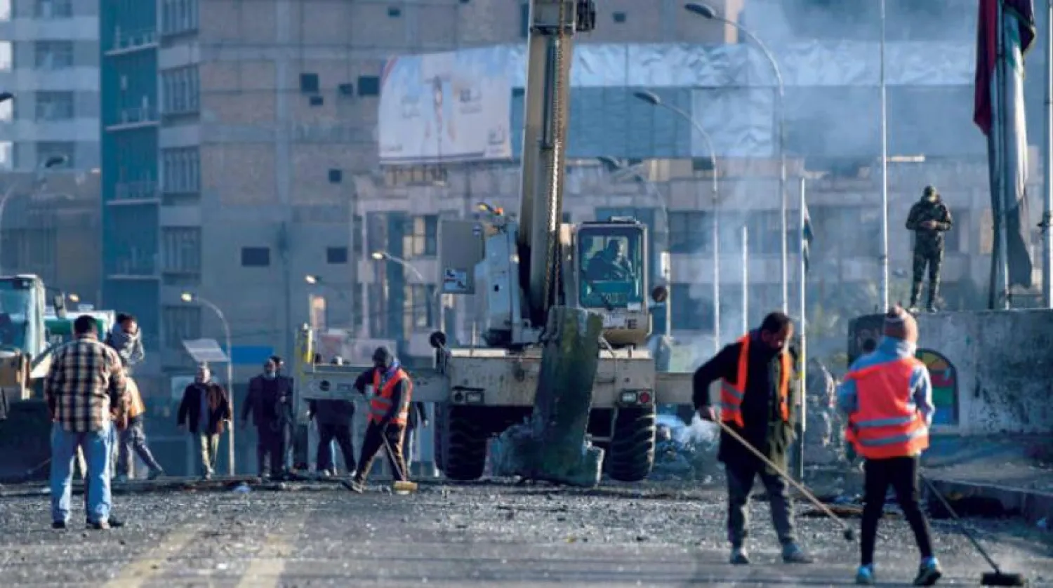 Bağdat Belediyesi çalışanları Iraklı güçlerin trafiğe açtığı Sinek Köprüsü’nde temizlik çalışmaları yapıyor (EPA)