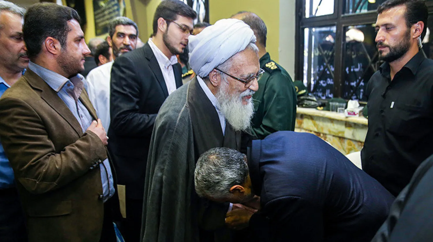 سليماني يقبل يد الممثل السابق للمرشد الإيراني في الحرس الثوري   محمد علي موحدي كرماني على مراسم رسمية في سبتمبر 2013 (ايسنا)