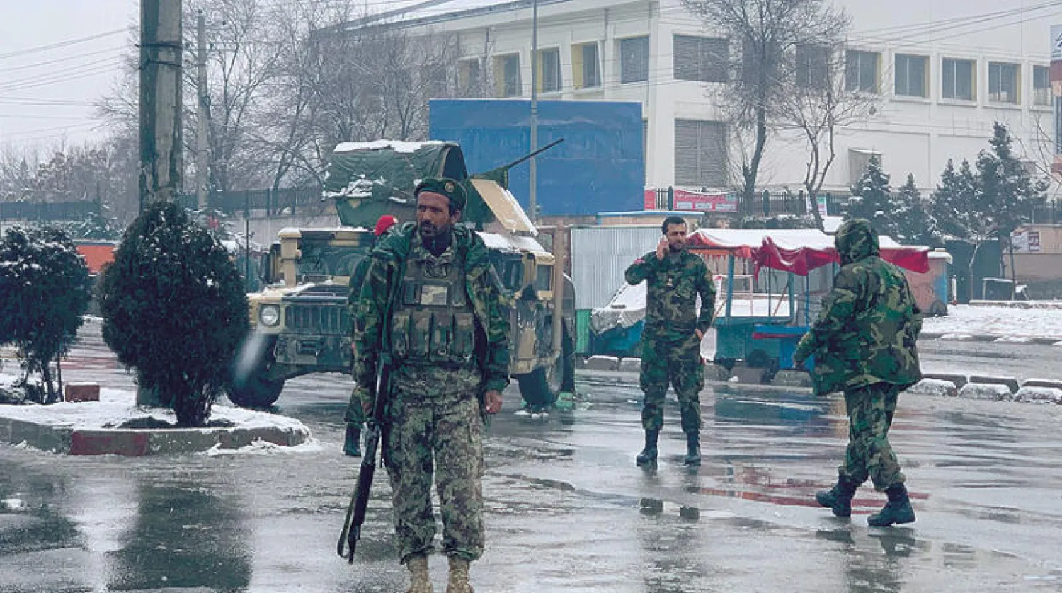 جنود أفغان في حالة تأهب عقب تفجير انتحاري أمام الأكاديمية العسكرية في كابل الأسبوع الماضي (أ.ب)