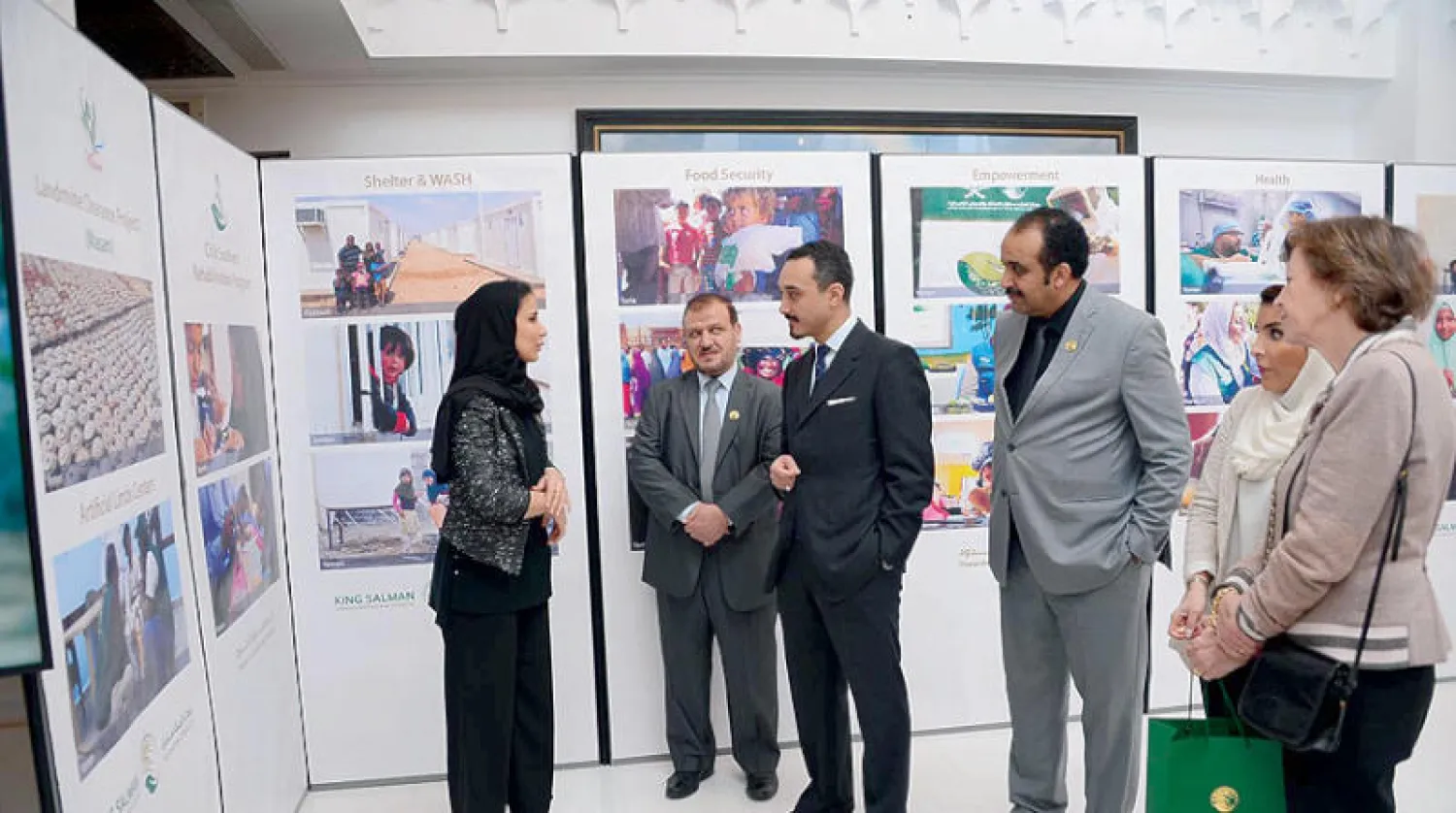 الأمير خالد بن بندر لدى تجوله في معرض مركز الملك سلمان للإغاثة والأعمال الإنسانية  الذي أقيم بمقر السفارة السعودية في لندن الاثنين والأربعاء (الشرق الأوسط)
