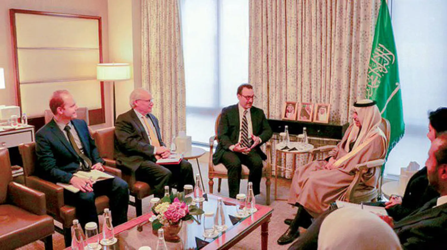 الأمير فيصل بن فرحان خلال اجتماعه بشينكر وليندركينغ في واشنطن (الشرق الأوسط)