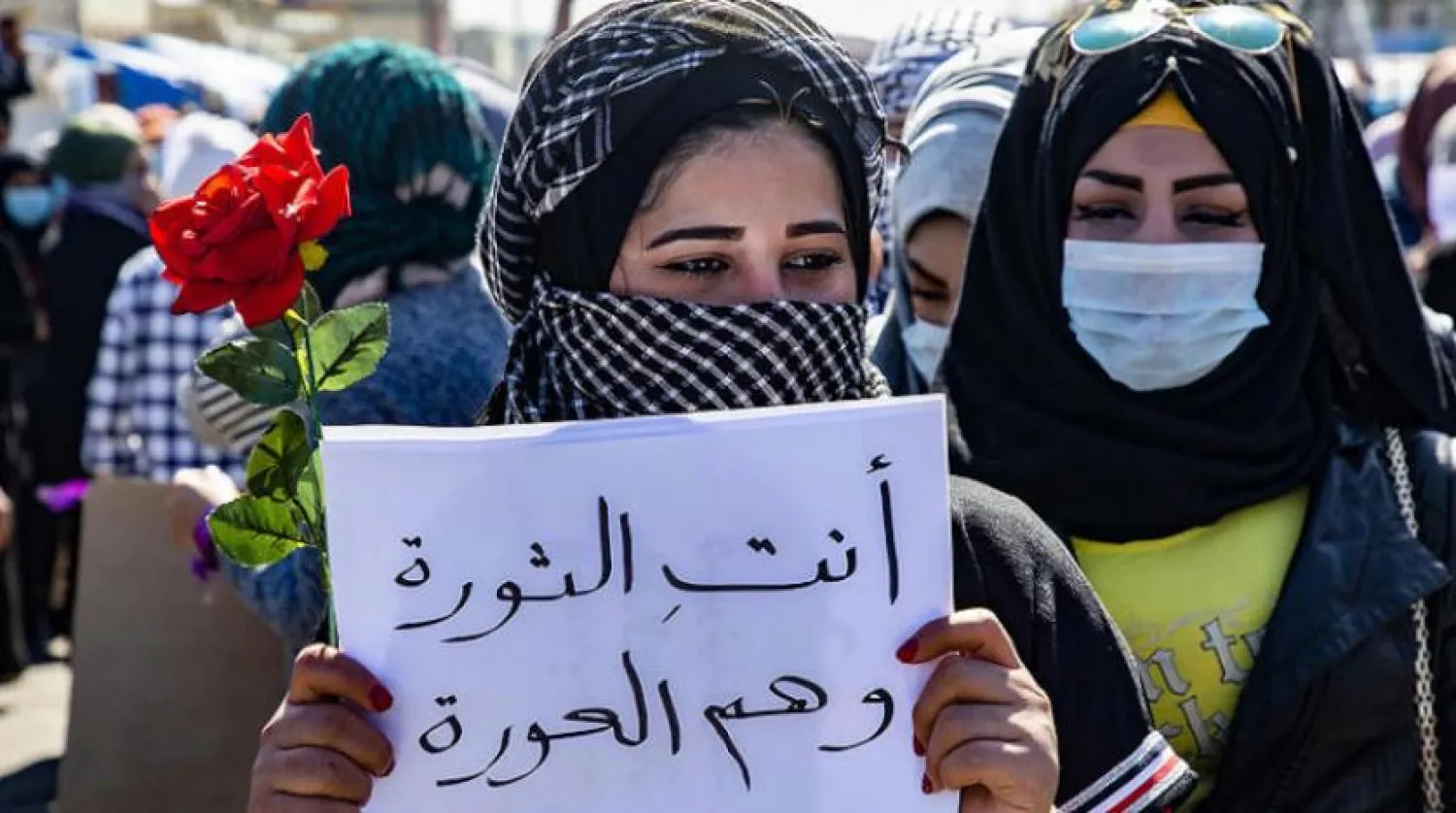 Protestolara katılan Iraklı bir kadın (AFP)