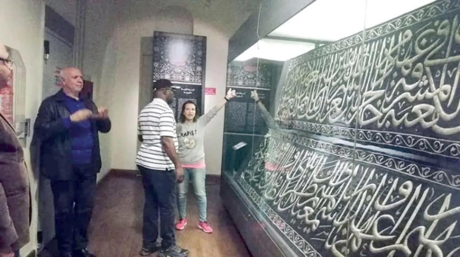 بعض الزوار في إحدى قاعات المتحف ({الشرق الأوسط})